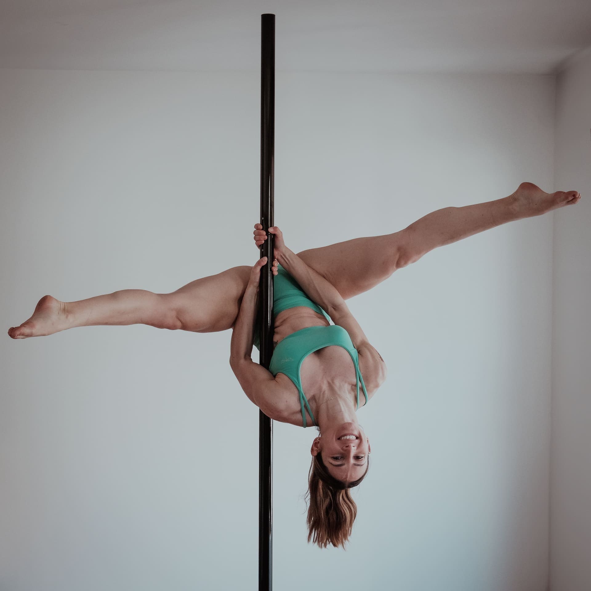 Cours de pole dance au studio Aériennes by Célia, près de Saint-Gély-du-Fesc